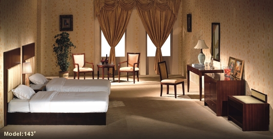 ISO14001 a certifié des meubles de chambre à coucher d'hôtel place la couleur en bois solide de noix de meubles d'hôtel