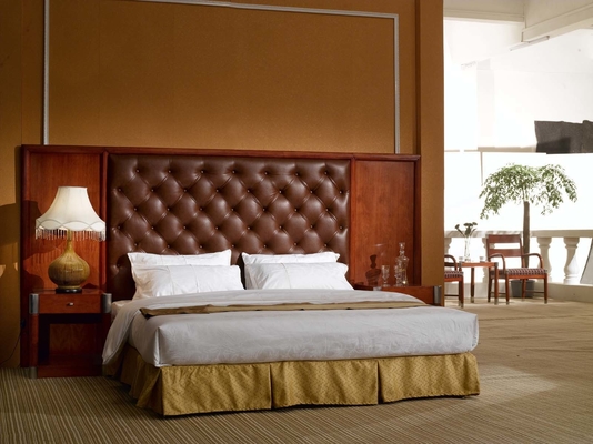 Les meubles blancs de chambre à coucher d'hôtel de plate-forme placent avec les jambes en bois solides de chêne